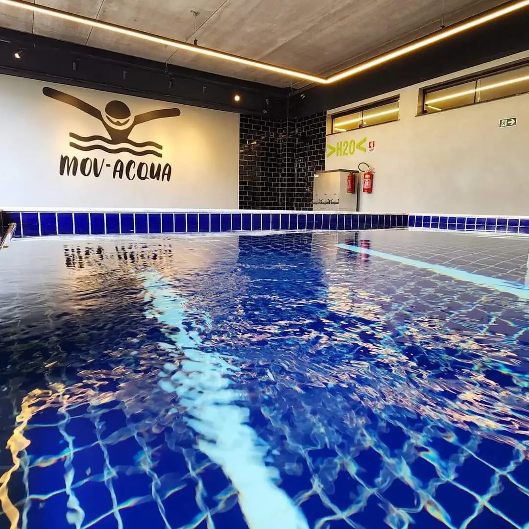 Piscina aquecida e coberta